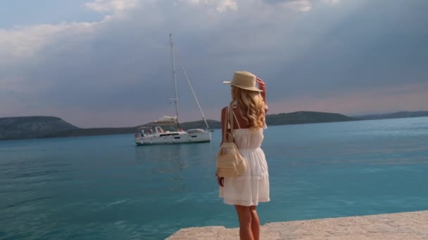 Piękna dziewczyna spaceru turystycznego w Ermioni, Grecja — Wideo stockowe