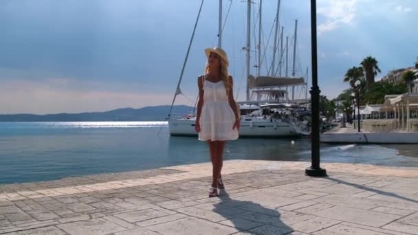 Hermosa chica turística caminando en el Ermioni, Grecia — Vídeo de stock