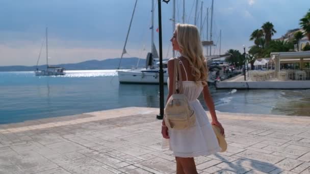 Menina bonita turista andando no Ermioni, Grécia — Vídeo de Stock