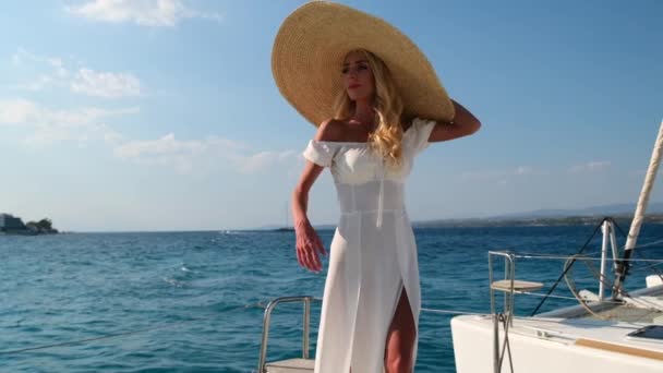 Belle femme sur un yacht aime le voyage, Spetses, Grèce, Europe — Video
