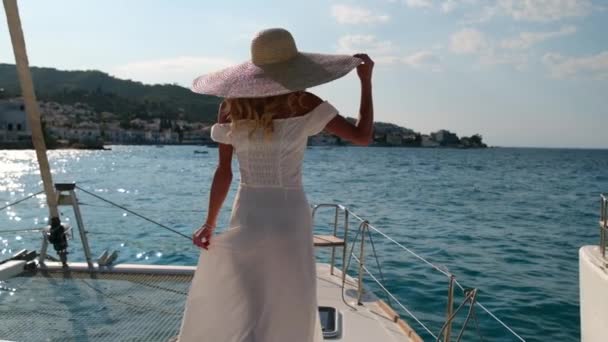 Hermosa mujer en un yate disfruta del viaje, Spetses, Grecia, Europa — Vídeos de Stock