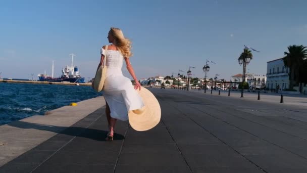 Hermosa chica turística caminando en el terraplén de Spetses, Grecia — Vídeos de Stock