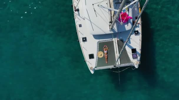 Donna in bikini abbronzante e rilassante su un catamarano estivo crociera a vela — Video Stock