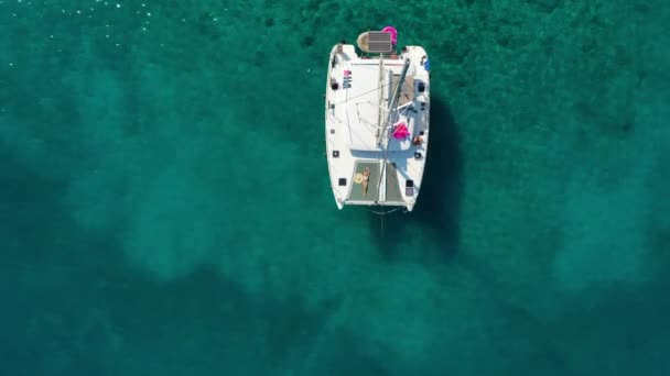 Kvinna i bikini garvning och koppla av på en sommar katamaran segling kryssning — Stockvideo