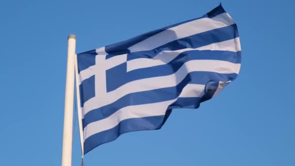 Bandera griega en el pilar ondeando en el viento sobre el fondo del cielo — Vídeos de Stock