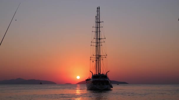 Vidéo de bateau de croisière navigue sur un fond de coucher de soleil orange — Video