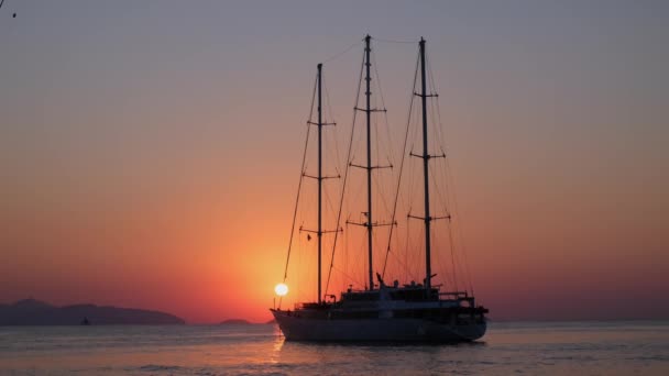 Video av kryssningsfartyg segel mot en bakgrund av orange solnedgång — Stockvideo