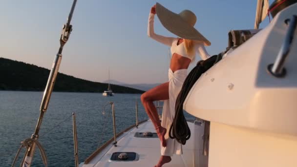 Hermosa mujer con sombrero de paja y vestido blanco en un yate disfruta del viaje, Spetses, Grecia, Europa — Vídeo de stock