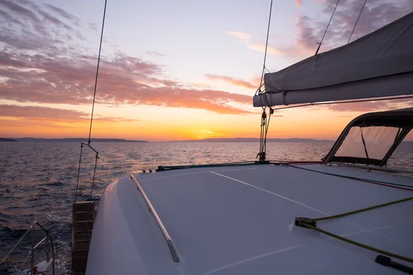 Mast van de jachten op de zonsondergang hemel — Stockfoto