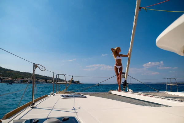Kobieta w bikini opalanie i relaks na letnim rejsie katamaranem — Zdjęcie stockowe