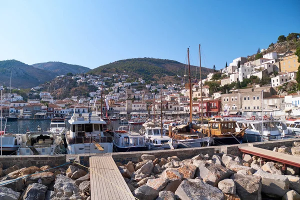 Uitzicht vanaf zee naar de Hydra jachthaven zeehaven, Griekenland — Stockfoto