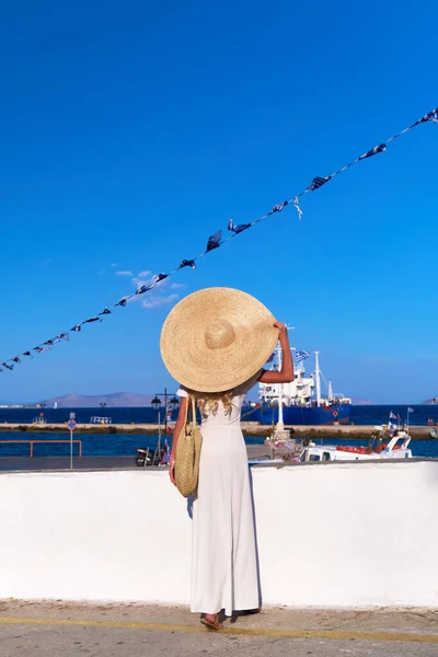 Gyönyörű lány turista áll Spetses marina tengeri kikötő, Görögország és nézi a tengert — Stock Fotó