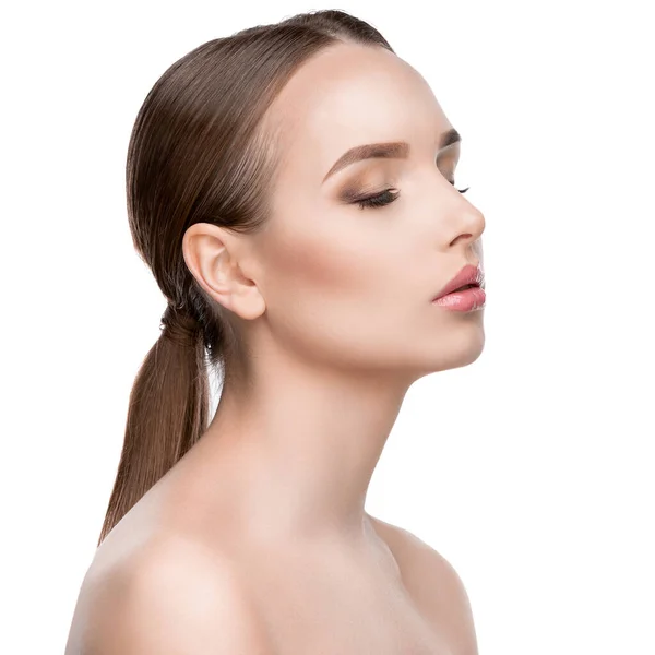 Vacker ung kvinna med ren fräsch hud isolerad på vit bakgrund — Stockfoto