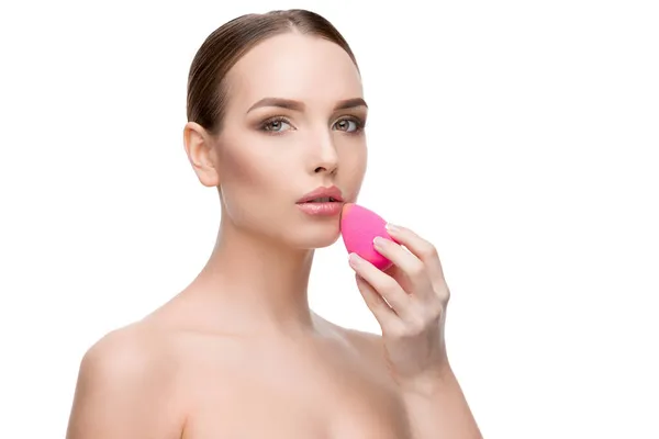 Schöne junge Frau mit sauberer frischer Haut mit Beauty-Ei isoliert auf weißem Hintergrund — Stockfoto