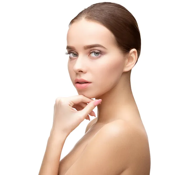 Bella giovane donna con pelle fresca pulita isolata su sfondo bianco — Foto Stock
