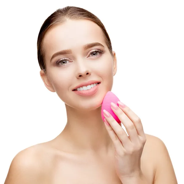Bella giovane donna con pelle fresca pulita utilizzando uovo di bellezza isolato su sfondo bianco — Foto Stock