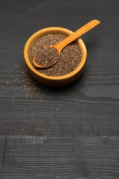 Miska organicznych naturalnych nasion szałwii zbliżenie na drewnianym tle lub stole — Zdjęcie stockowe