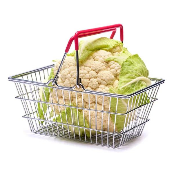 Cabeça de couve-flor natural orgânica em carrinho de cesta de compras isolado em um fundo branco — Fotografia de Stock