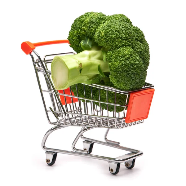 Färsk naturlig ekologisk broccoli i kundvagn isolerad på vit bakgrund — Stockfoto