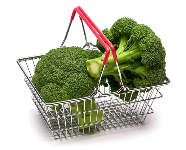 Brócolos orgânicos naturais frescos no carrinho de compras isolados em fundo branco — Fotografia de Stock