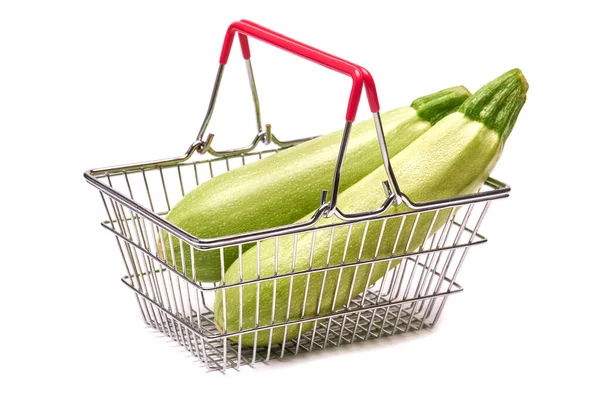 Studioaufnahme von Zucchini-Mark isoliert in Warenkorb auf weißem Hintergrund — Stockfoto