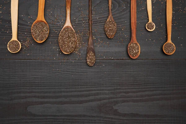 Bol de graines de chia naturel bio gros plan sur fond ou table en bois — Photo