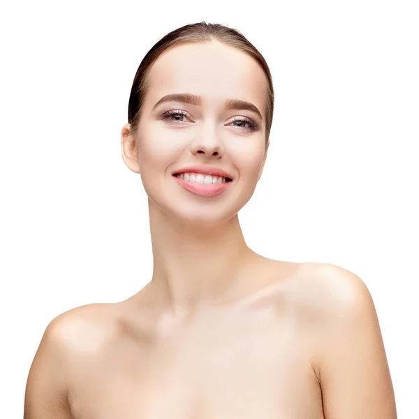 Красивая молодая женщина с чистой свежей кожей изолированы на белом фоне — стоковое фото