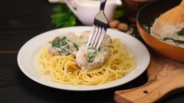 Portion of delicious meatballs with spinach in a creamy sauce — 图库视频影像