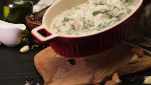 Смачні дрібні фрикадельки зі шпинатом у вершковому соусі у випічці — стокове відео