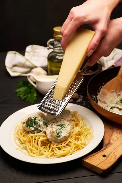 Porzione di deliziose polpette con spinaci in salsa cremosa — Foto Stock