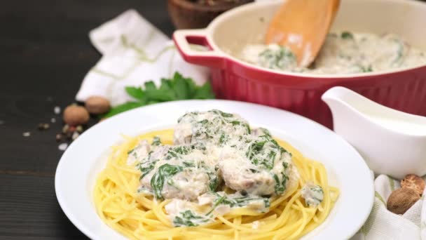 Portion of delicious meatballs with spinach in a creamy sauce — Stock Video
