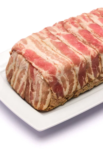 Terrine française traditionnelle recouverte de bacon isolé sur fond blanc — Photo