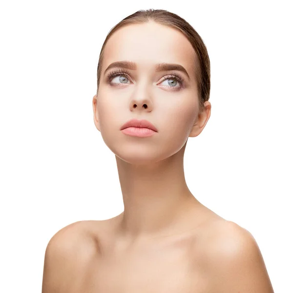 Mooie jonge vrouw met schone verse huid geïsoleerd op witte achtergrond — Stockfoto
