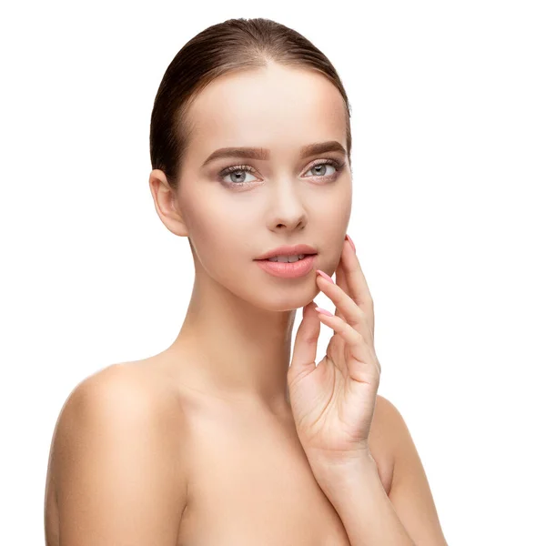 Όμορφη νεαρή γυναίκα με καθαρό φρέσκο δέρμα απομονώνονται σε λευκό φόντο — Φωτογραφία Αρχείου