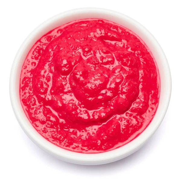 Beyaza izole edilmiş seramik kasede kırmızı yaban turpu sosu. — Stok fotoğraf