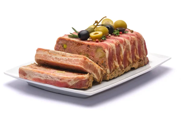 Traditionell fransk terrine täckt med bacon isolerad på vit bakgrund — Stockfoto