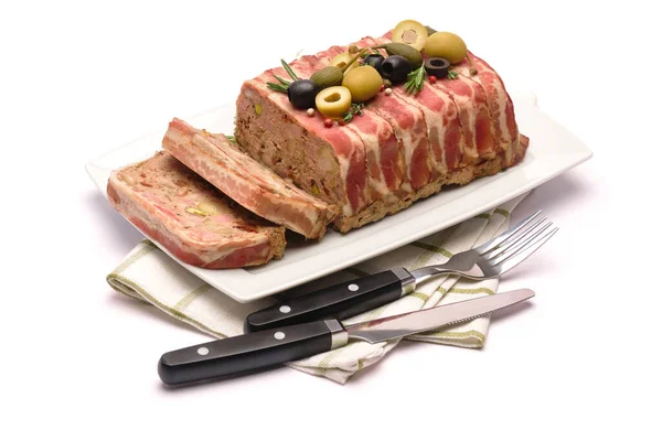 Traditionele Franse terrine bedekt met spek geïsoleerd op witte achtergrond — Stockfoto