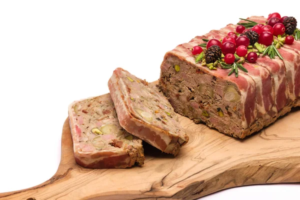 Traditional French terrine covered with bacon isolated on wooden cutting or serving board — Fotografie, imagine de stoc