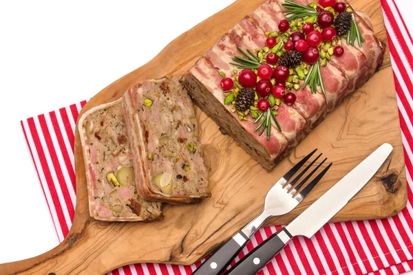 Traditional French terrine covered with bacon isolated on wooden cutting or serving board — Stockfoto