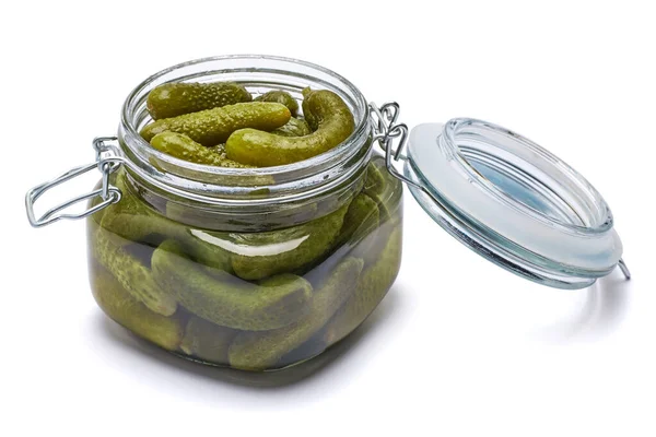 Can of Tasty gröna cornichons isolerad på en vit bakgrund — Stockfoto