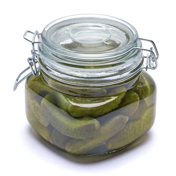 Can of Tasty gröna cornichons isolerad på en vit bakgrund — Stockfoto