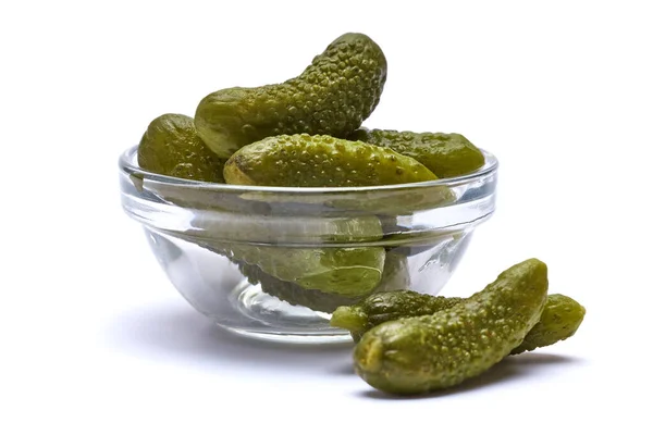 Bol de cornichons verts entiers en conserve savoureux isolés sur un fond blanc — Photo