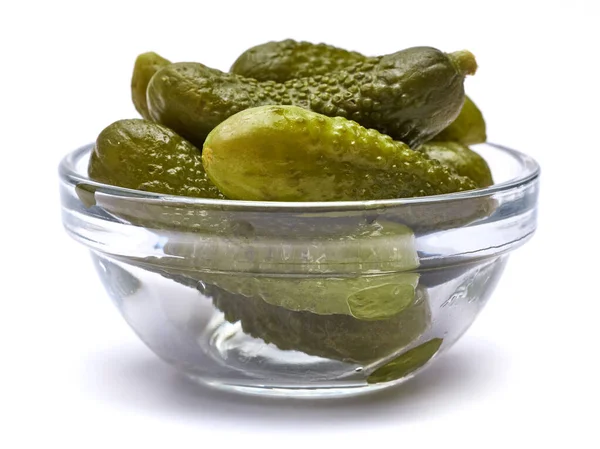 Bol de cornichons verts entiers en conserve savoureux isolés sur un fond blanc — Photo