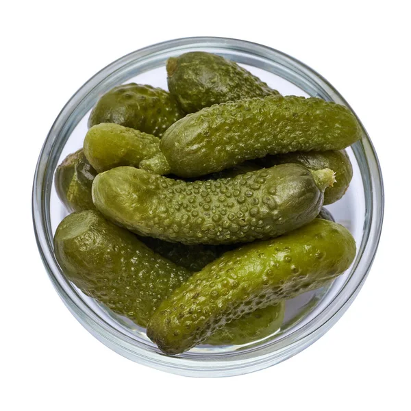 Bol de cornichons verts entiers en conserve savoureux isolés sur un fond blanc — Photo