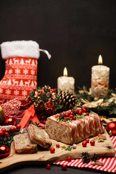 Παραδοσιακό γαλλικό terrine καλυμμένο με μπέικον σε σκούρο ξύλινο φόντο με χριστουγεννιάτικες διακοσμήσεις — Φωτογραφία Αρχείου