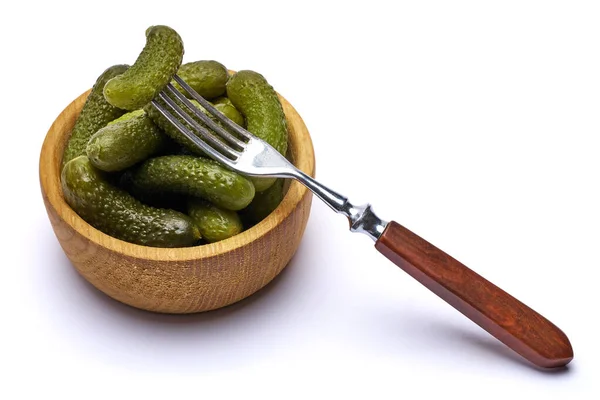 Schaal van Lekkere ingeblikte Gehele groene cornichons geïsoleerd op een witte achtergrond — Stockfoto