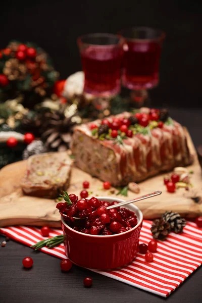 Σάλτσα βατόμουρο με παραδοσιακή γαλλική terrine σε σκούρο ξύλινο φόντο με χριστουγεννιάτικες διακοσμήσεις — Φωτογραφία Αρχείου