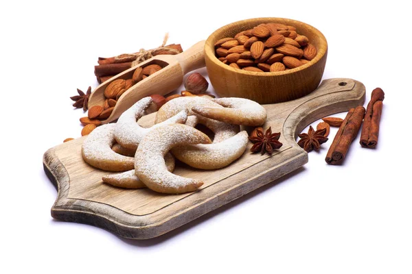 ドイツ語またはオーストリア語Vanilkipferl vanilla kipferl cookie and armond nuts on wood serving board — ストック写真