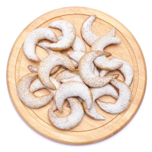 Hagyományos német vagy osztrák vanillekipferl vanília kipferl cookie-k fából készült tálalóasztalon — Stock Fotó