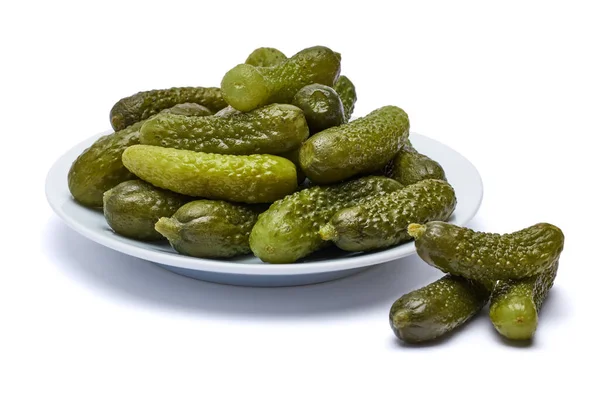 Plaat van Lekkere ingeblikte Gehele groene cornichons geïsoleerd op een witte achtergrond — Stockfoto